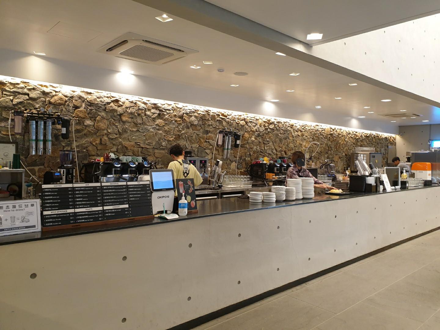 韓国、韓国カフェ、ソウル、ソウルカフェ、カフェ、大きなカフェ、パジュ、パジュカフェ、ソウル近郊、ソウル周辺、ソウル以外、ヒーリングカフェ、映えカフェ、インスタ映えカフェ、大きいカフェ、森のカフェ、森カフェ、パジュアウトレット、韓国人、韓国流行、韓国大好きカフェ、ヘイリマウル、ヘイリ村、ヘイリ、韓国マカロン、韓国パン、大きなパン屋、ベーカリーカフェ