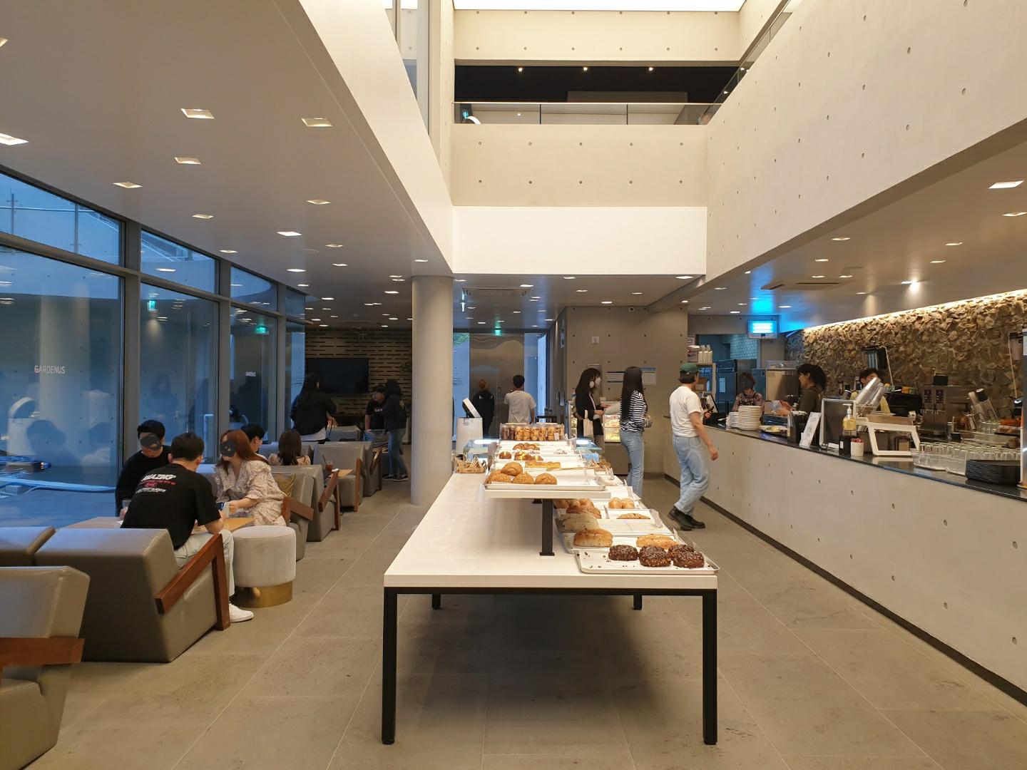 韓国、韓国カフェ、ソウル、ソウルカフェ、カフェ、大きなカフェ、パジュ、パジュカフェ、ソウル近郊、ソウル周辺、ソウル以外、ヒーリングカフェ、映えカフェ、インスタ映えカフェ、大きいカフェ、森のカフェ、森カフェ、パジュアウトレット、韓国人、韓国流行、韓国大好きカフェ、ヘイリマウル、ヘイリ村、ヘイリ、韓国マカロン、韓国パン、大きなパン屋、ベーカリーカフェ