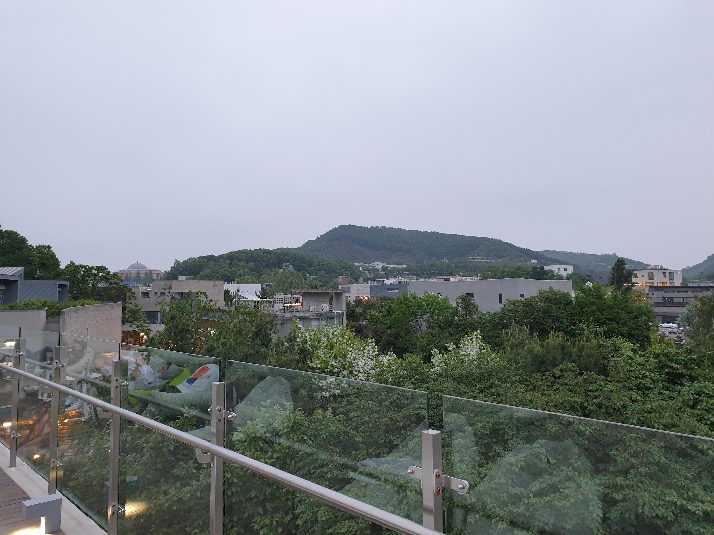 韓国、韓国カフェ、ソウル、ソウルカフェ、カフェ、大きなカフェ、パジュ、パジュカフェ、ソウル近郊、ソウル周辺、ソウル以外、ヒーリングカフェ、映えカフェ、インスタ映えカフェ、大きいカフェ、森のカフェ、森カフェ、パジュアウトレット、韓国人、韓国流行、韓国大好きカフェ、ヘイリマウル、ヘイリ村、ヘイリ、韓国マカロン、韓国パン、大きなパン屋、ベーカリーカフェ