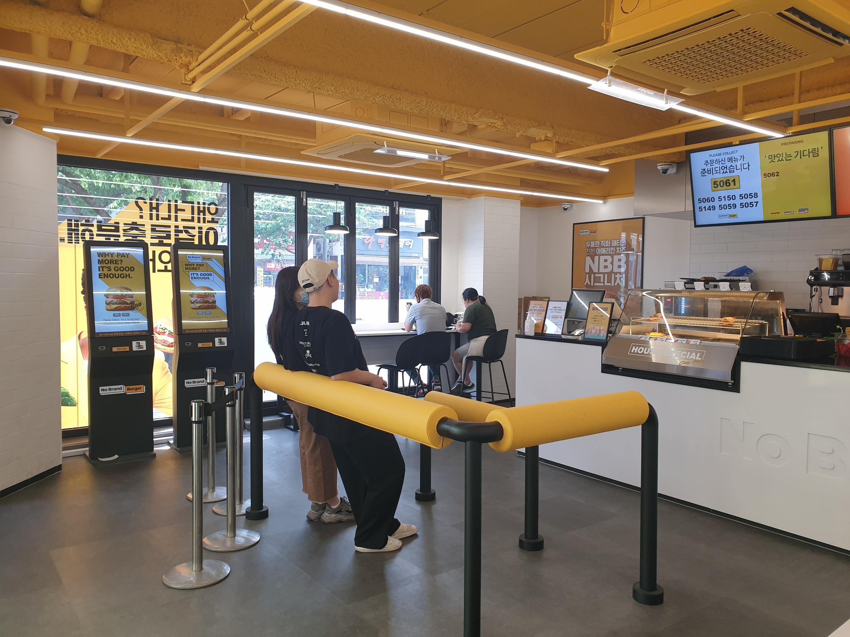 韓国、韓国ハンバーガー、ハンバーガー、ノーブランド、NoBrand、韓国カフェ、韓国チェーン店、韓国フランチャイズ、韓国ロッテリア、韓国イーマート、マート、韓国ブランド、バーガー、バーガーチェーン、モクドン、モクドン駅、木洞駅、木洞、ウルチロ4街、ウルチロ、チョンガク、鐘路、鐘閣、コンデ、建国大学入口、ノーブランドバーガー