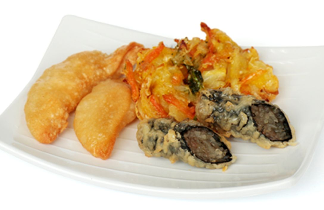 天ぷらの盛り合わせ。野菜天ぷら、キムマリ、餃子が一皿に。