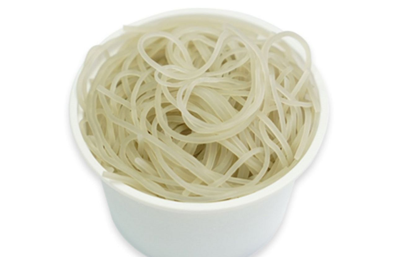 韓国風春雨、タンミョンのイメージ。白い容器に入れられた透明な麺。