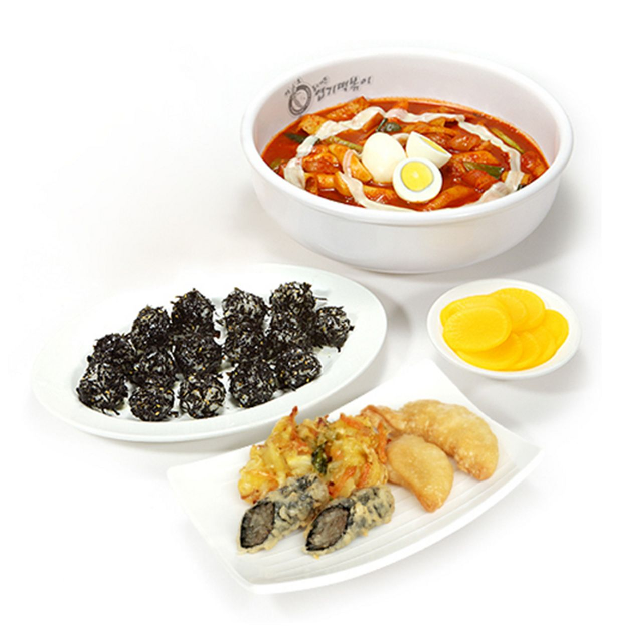 ヨッキトッポッキ Cセットの画像。トッポッキ、天ぷら、卵、おにぎり、春雨がセット。