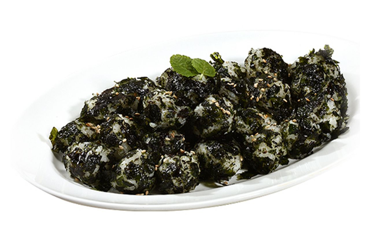 韓国の握りご飯、おにぎりの画像。ノリで包まれたライスボール。