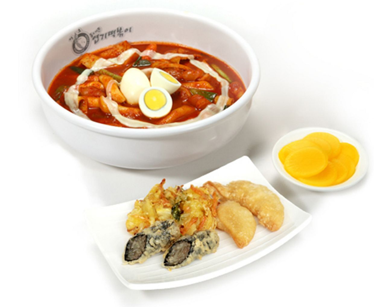 ヨッキトッポッキ Aセットの画像。トッポッキに天ぷらの盛り合わせ、卵がセット。