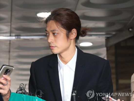 ภาพจองจุนยองออกจากศาลในกรุงโซล