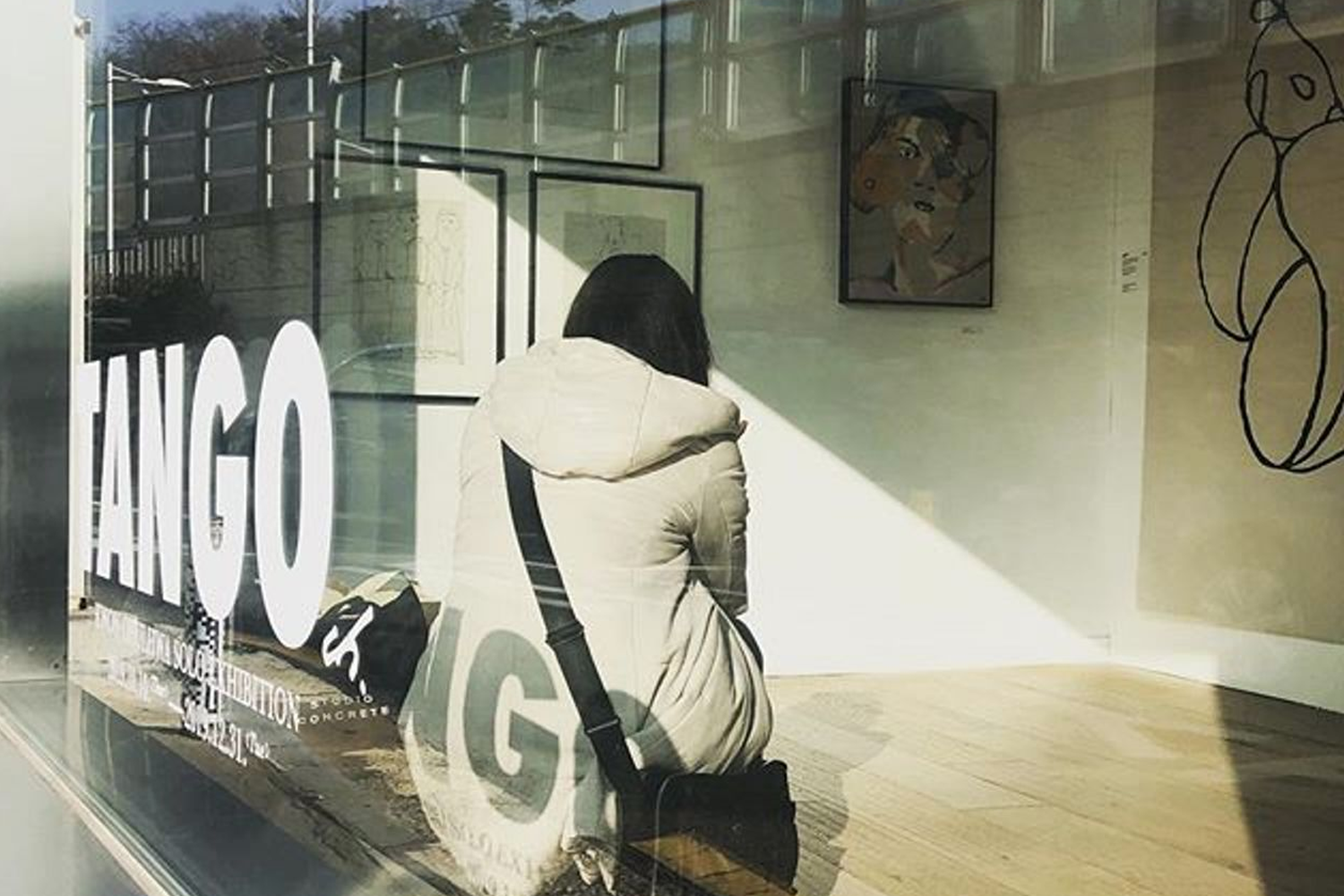 香港明星咖啡廳，透明玻璃牆上的LOGO