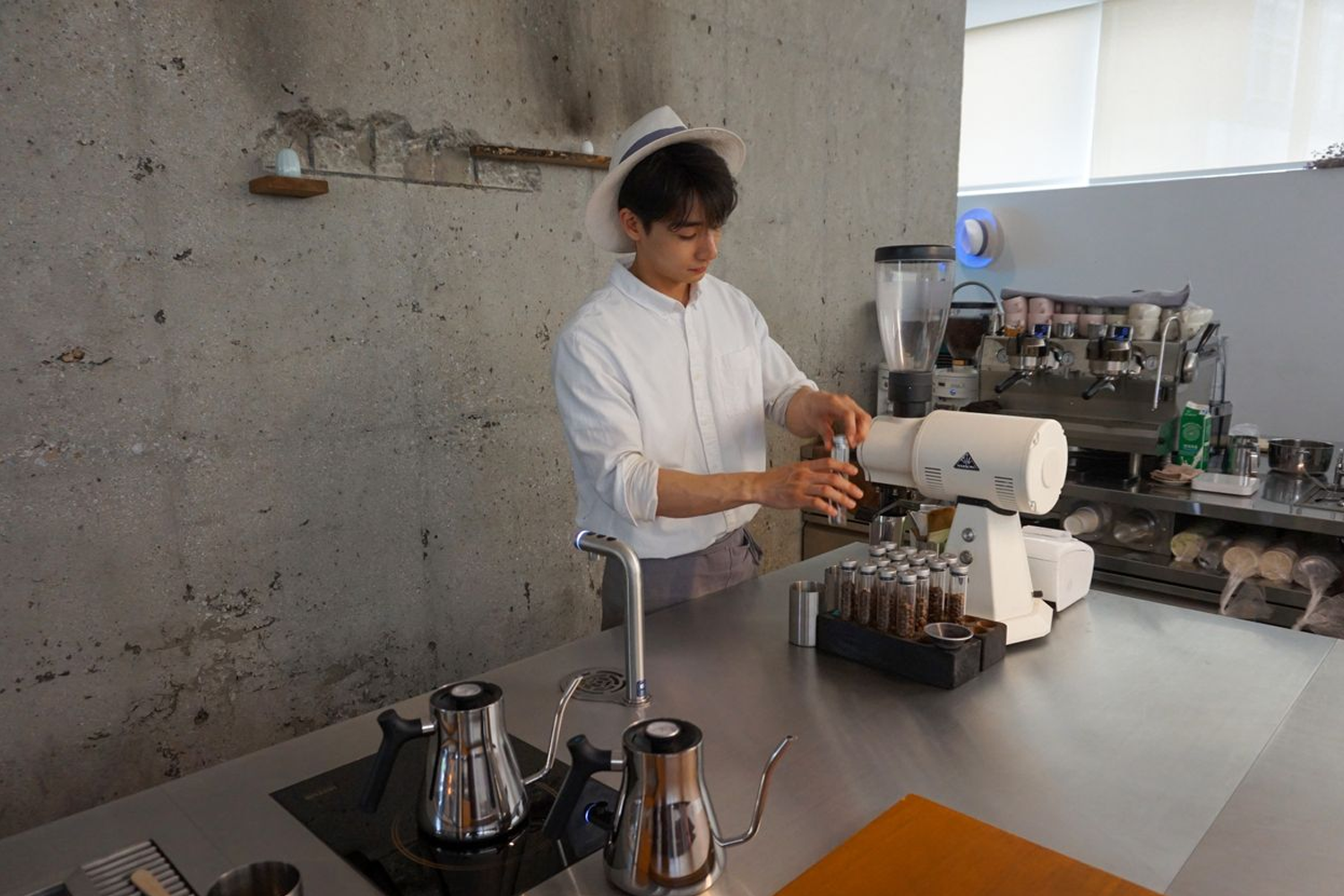 CENTER COFFEE內部，現場咖啡製作過程