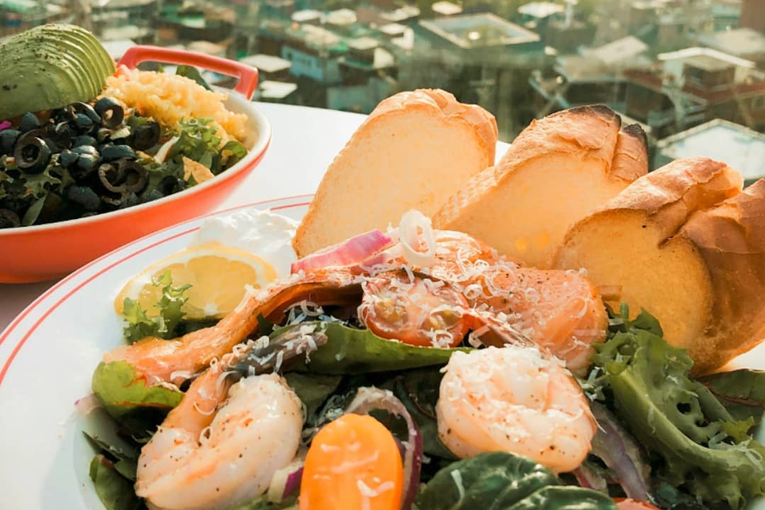 ORIOLE菜餚呈現，包含海鮮和沙拉