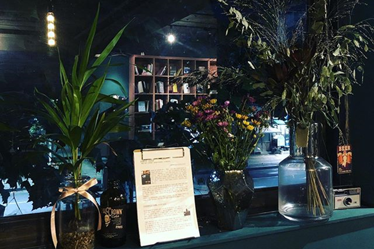 洞內書店內部,擺放花卉與書架
