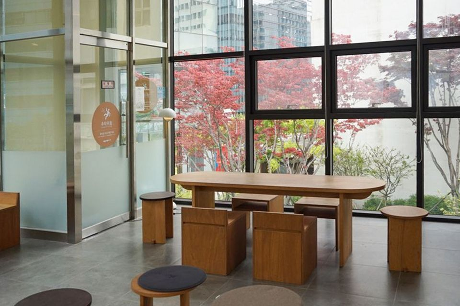 CENTER COFFEE內部，落地窗設計與自然光