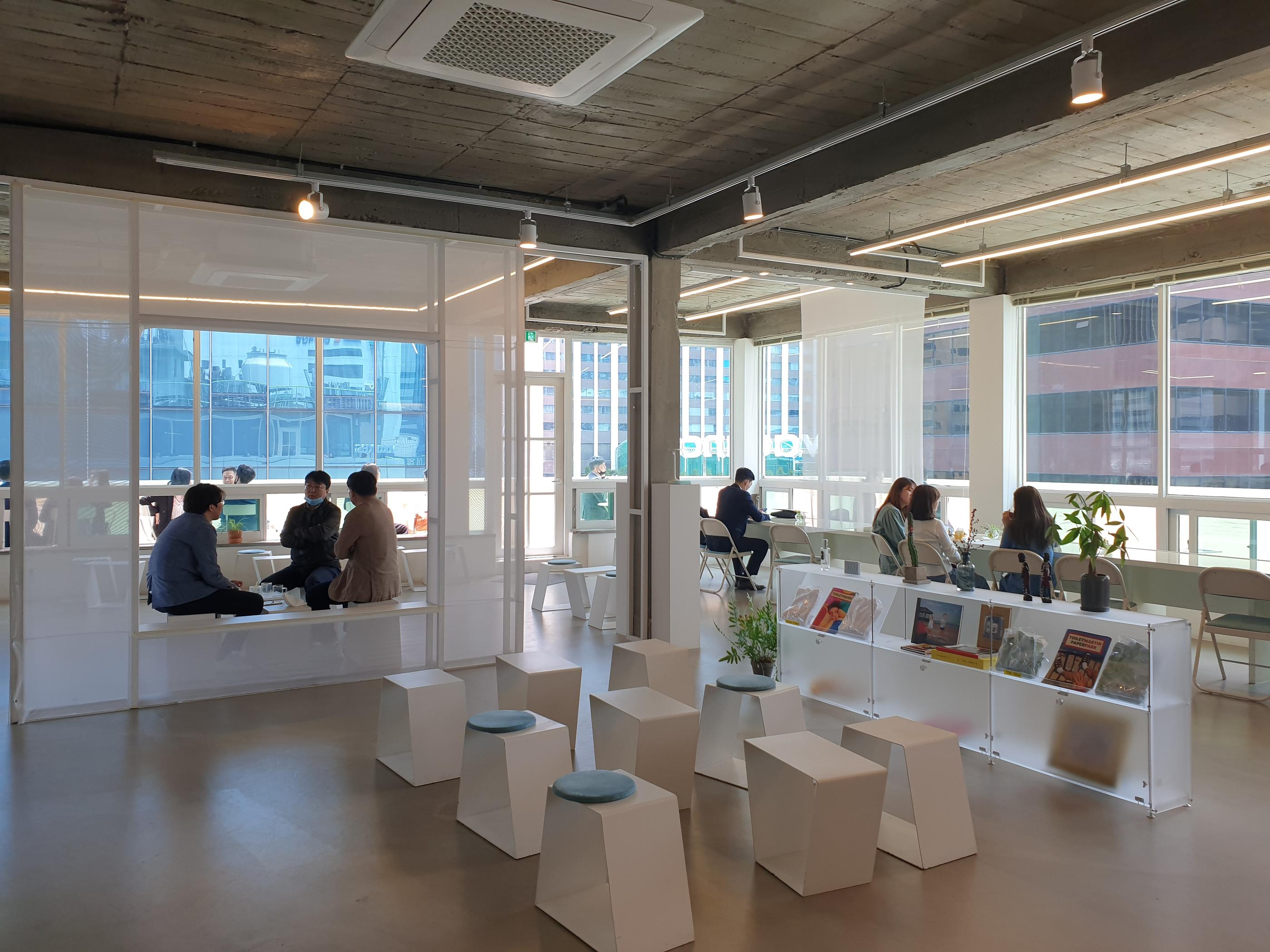 vacances | Euljiro 1-ga Cafe surrounded by tall office buildings with a resort-like atmosphere