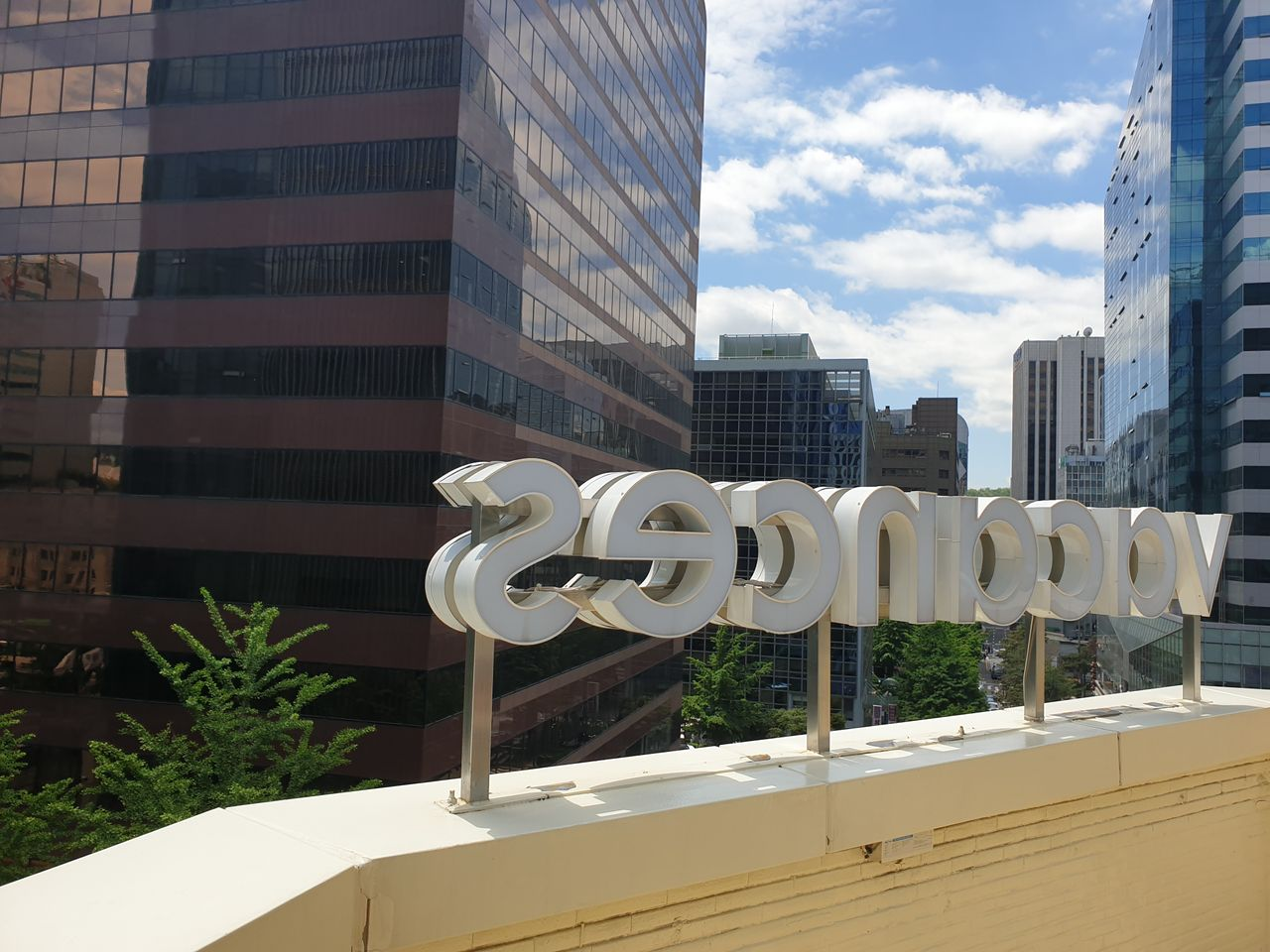 vacances | Euljiro 1-ga Cafe surrounded by tall office buildings with a resort-like atmosphere