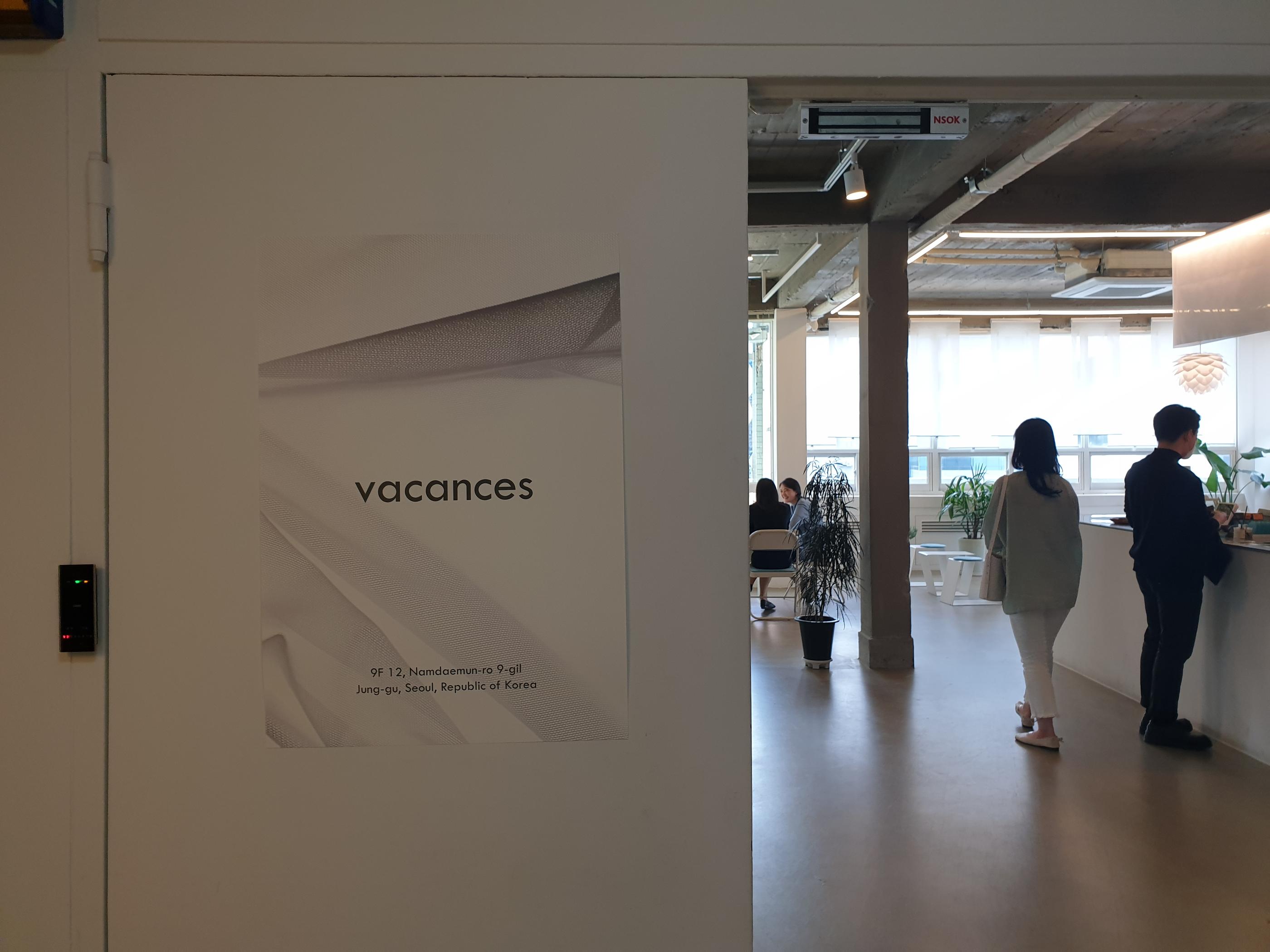 vacances | Euljiro 1-ga Cafe surrounded by tall office buildings with a resort-like atmosphere