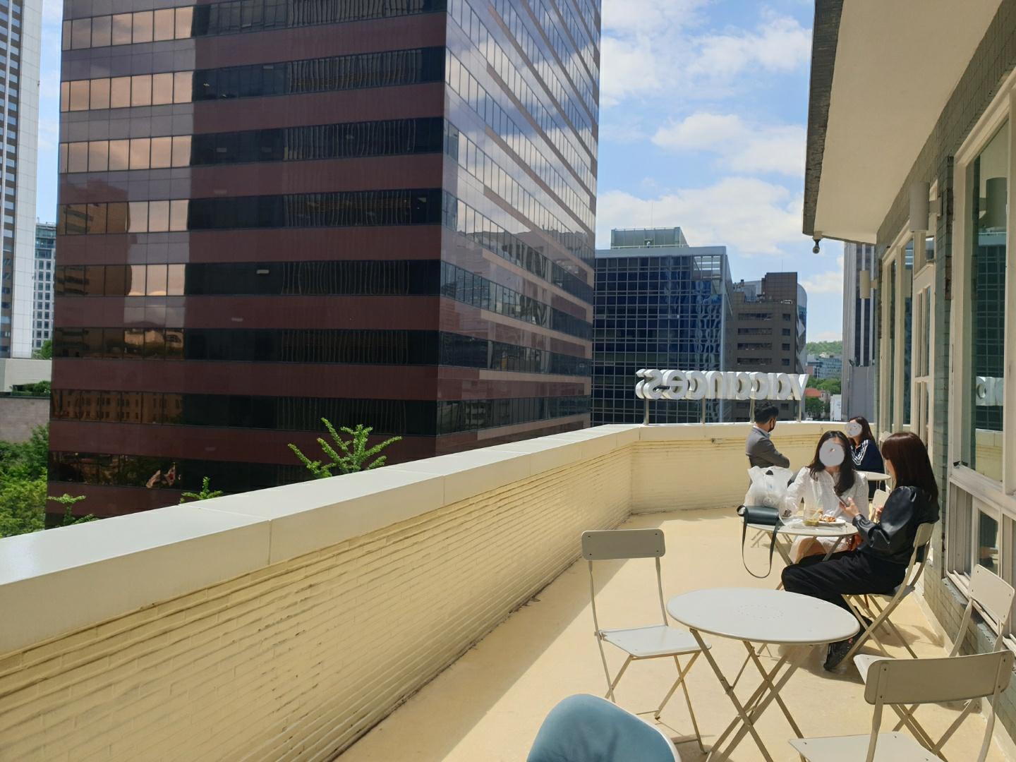 vacances | Euljiro 1-ga Cafe surrounded by tall office buildings with a resort-like atmosphere