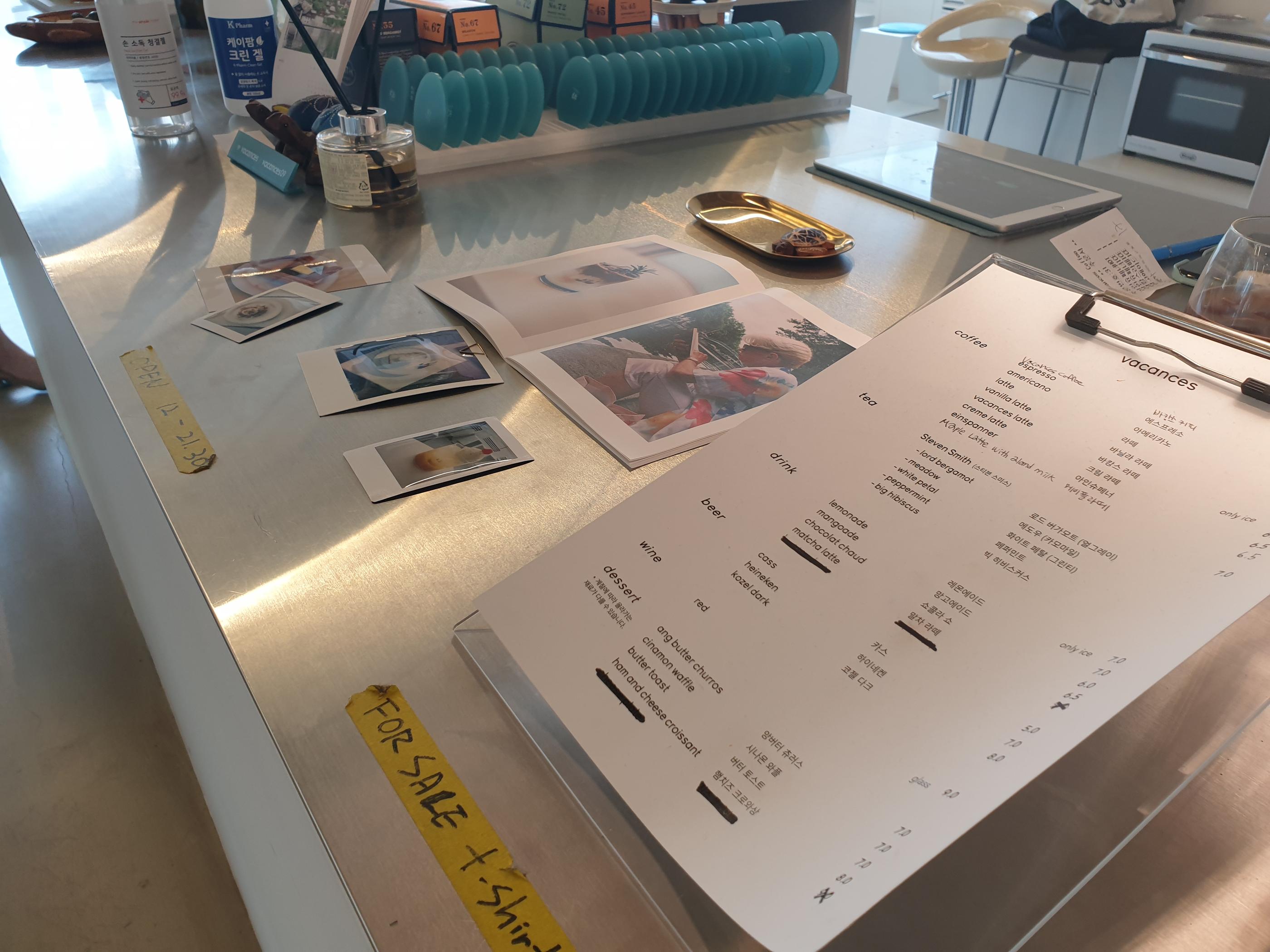 vacances | Euljiro 1-ga Cafe surrounded by tall office buildings with a resort-like atmosphere