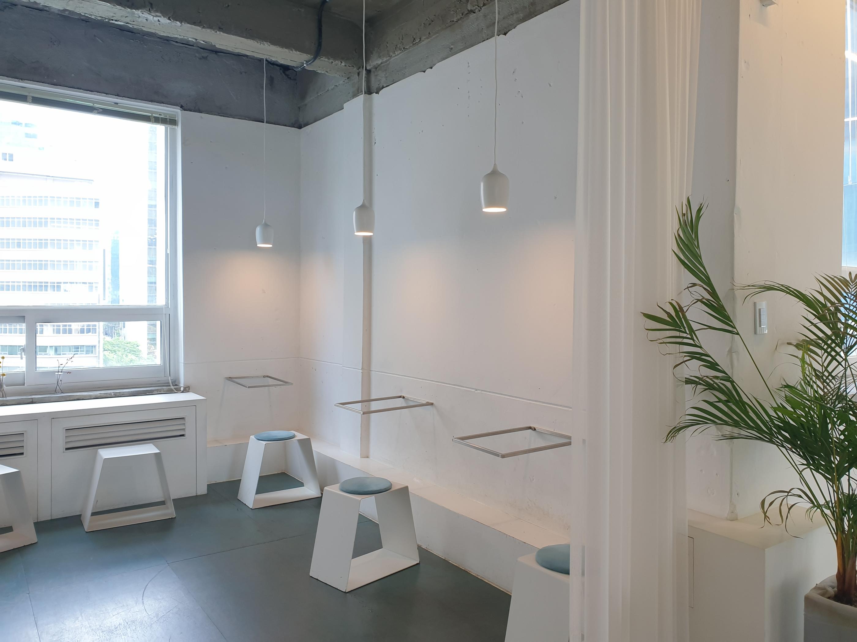 vacances | Euljiro 1-ga Cafe surrounded by tall office buildings with a resort-like atmosphere