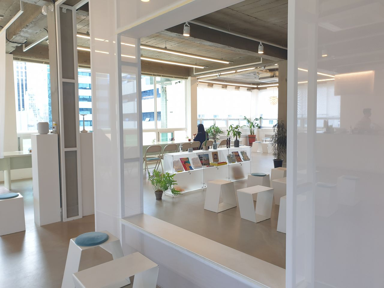 vacances | Euljiro 1-ga Cafe surrounded by tall office buildings with a resort-like atmosphere