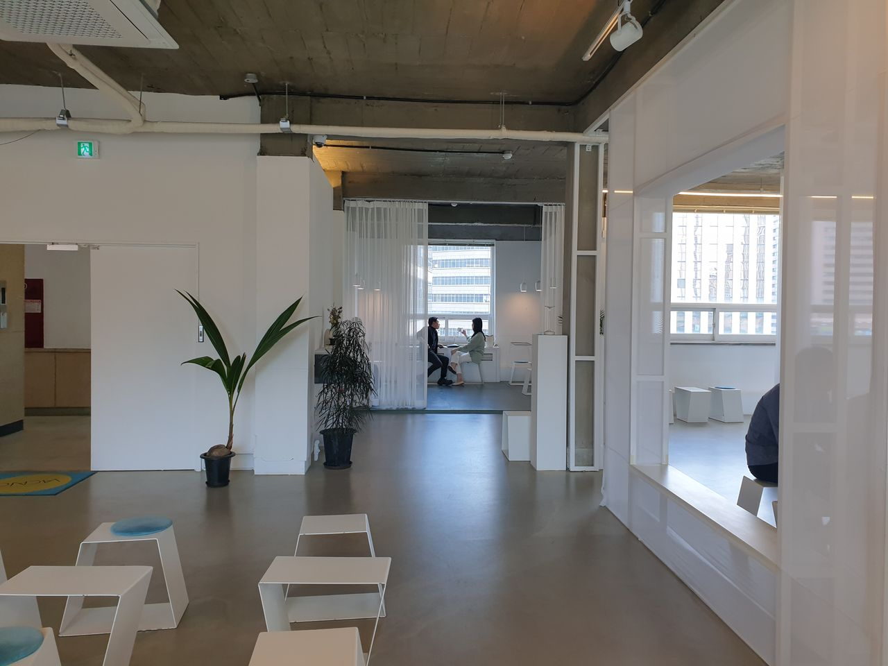 vacances | Euljiro 1-ga Cafe surrounded by tall office buildings with a resort-like atmosphere