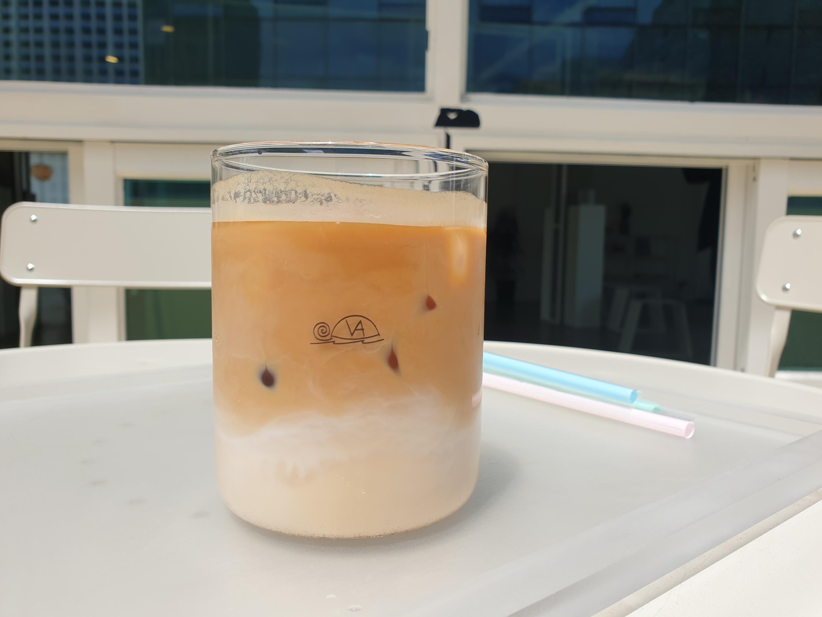 vacances | Euljiro 1-ga Cafe surrounded by tall office buildings with a resort-like atmosphere