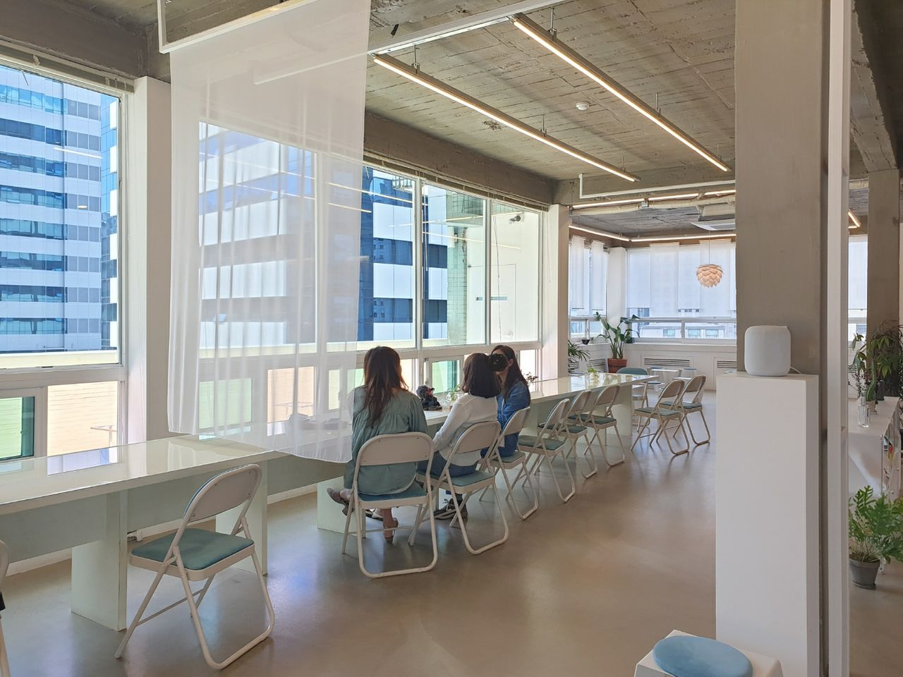 vacances | Euljiro 1-ga Cafe surrounded by tall office buildings with a resort-like atmosphere