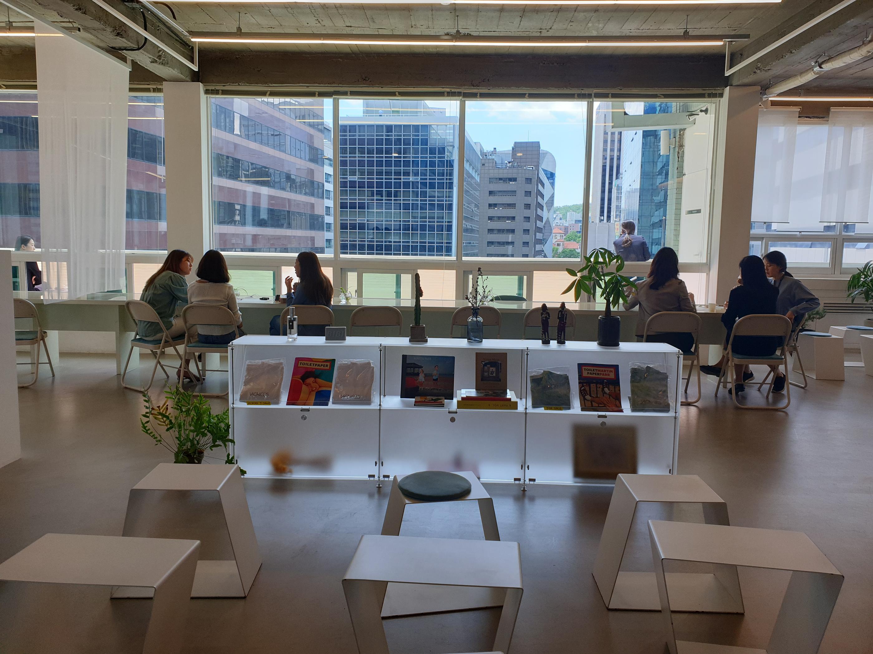 vacances | Euljiro 1-ga Cafe surrounded by tall office buildings with a resort-like atmosphere