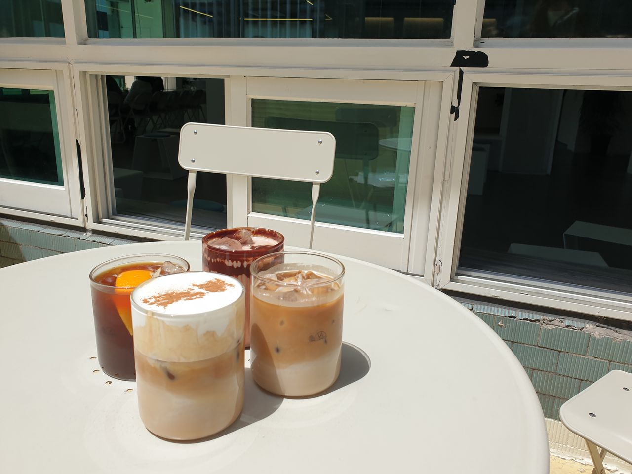 vacances | Euljiro 1-ga Cafe surrounded by tall office buildings with a resort-like atmosphere