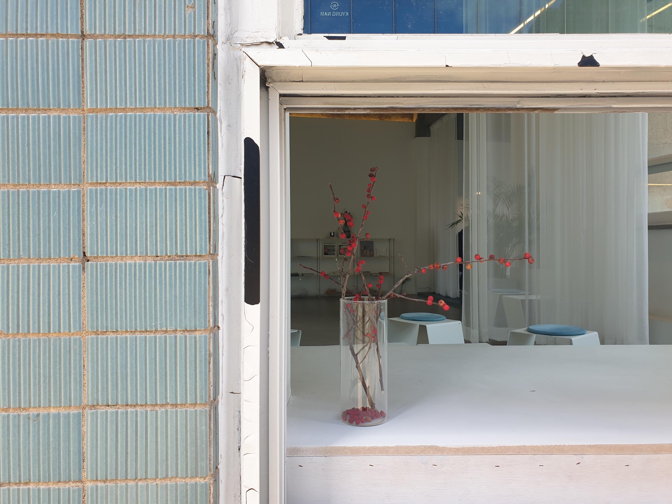 vacances | Euljiro 1-ga Cafe surrounded by tall office buildings with a resort-like atmosphere