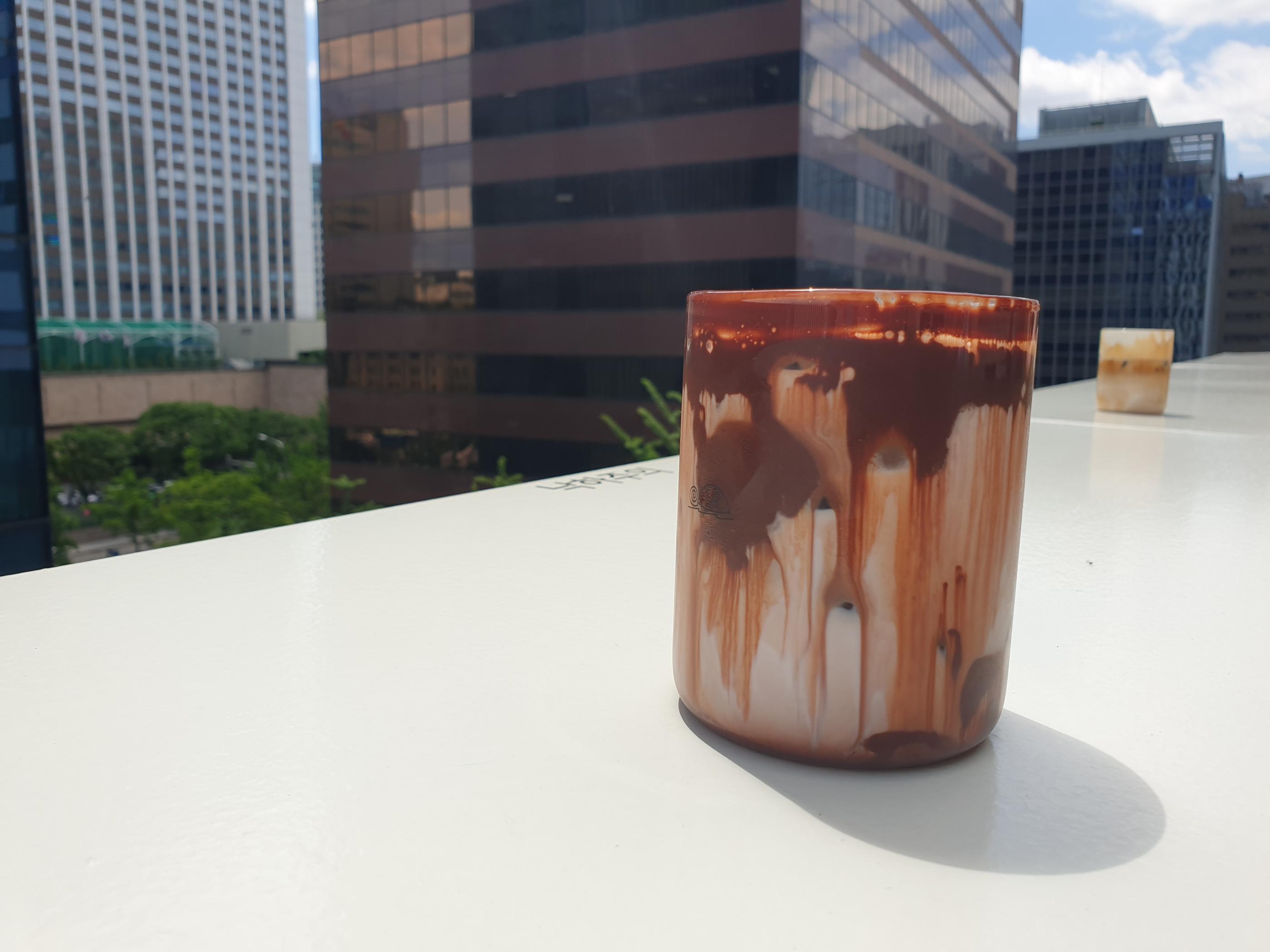 vacances | Euljiro 1-ga Cafe surrounded by tall office buildings with a resort-like atmosphere