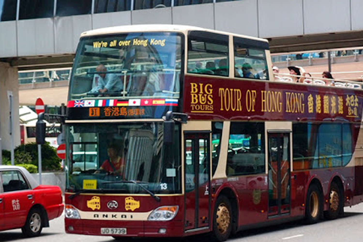 香港著名的雙層巴士行駛在街道上，展示了這種受遊客喜愛的特別交通工具。
