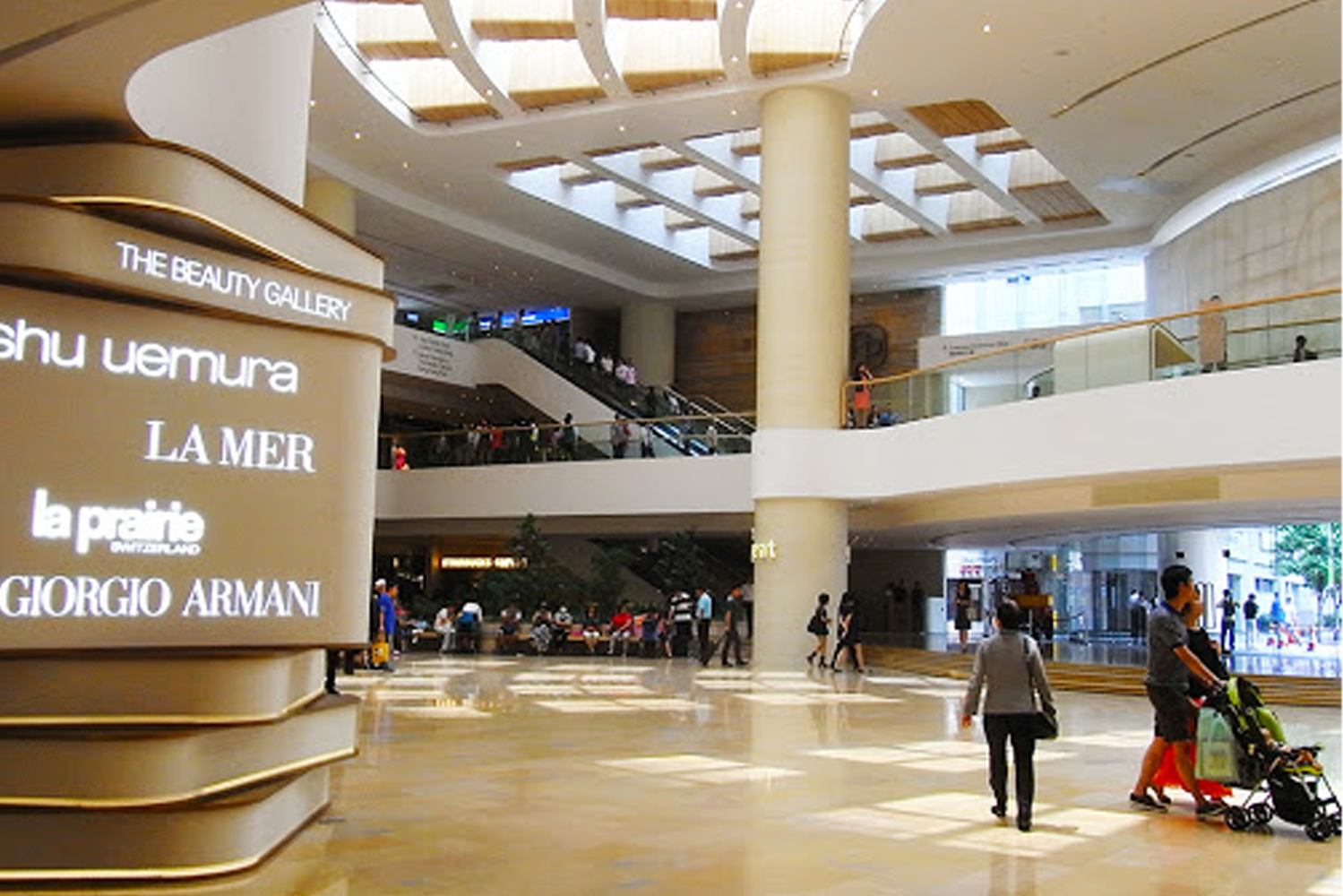 高級商場內部景觀，展示出香港商場內的空間和裝飾，在炎熱的夏天提供冷氣的環境。