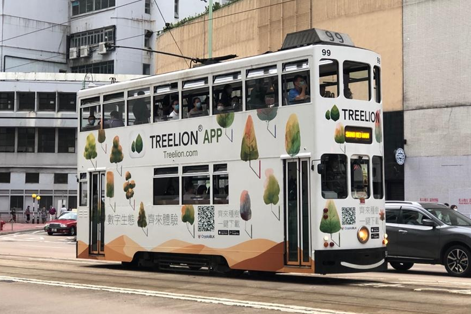 香港的電車，也稱叮叮車，展示了這種獨特的公共交通工具在城市中心的運行。