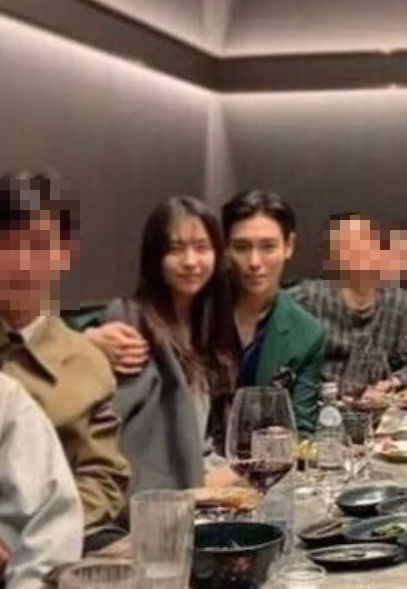 Группа людей сидит за обеденным столом с бокалами вина на фоне приглушённого освещения, изображение из Instagram.