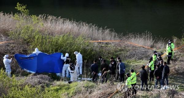 臺灣警方在犯罪現場調查發現屍體