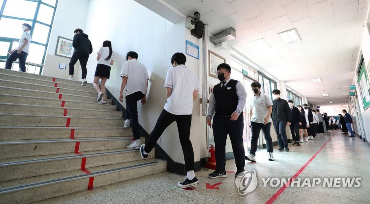 โรงเรียนในเกาหลีใต้เริ่มเปิดเทอมและกลับมาทำการเรียนการสอนอีกครั้ง! สร้างทั้งความสุขและความกังวลให้กับนักเรียน, ครูและผู้ปกครอง รวมไปถึงประเทศ