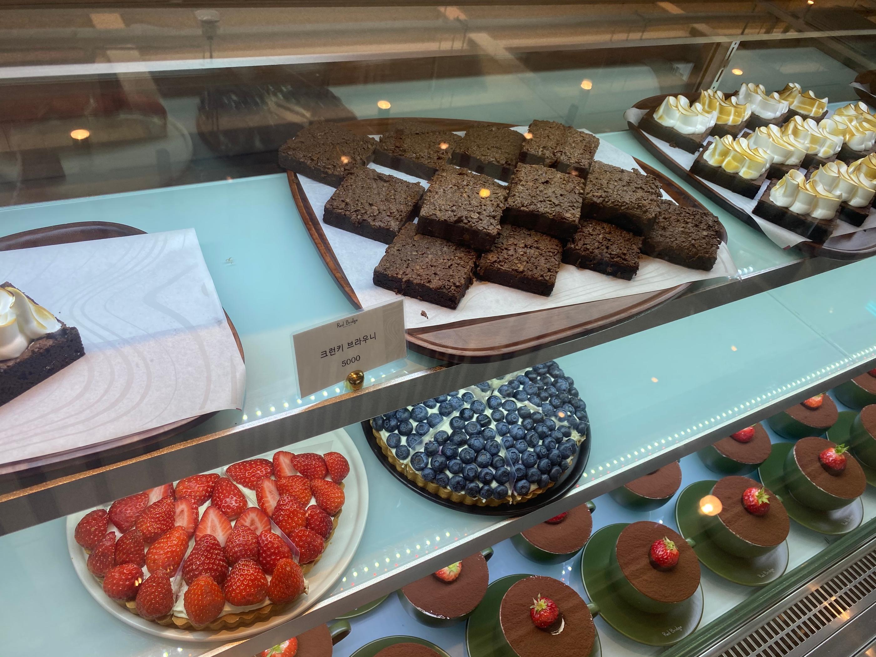 韓国カフェ、韓国、ソウル、パジュ、パジュカフェ、ソウルカフェ、韓国湖、湖の見えるカフェ、韓国景色のいいカフェ、景色の良いカフェ、レッドブリッジ、赤い橋、赤橋、韓国パン、韓国日帰り旅行、日帰り旅行、タンイルチギ、韓国日帰り、ソウル郊外、ソウル郊外カフェ、ソウル近所、ソウル近く、ソウル周辺