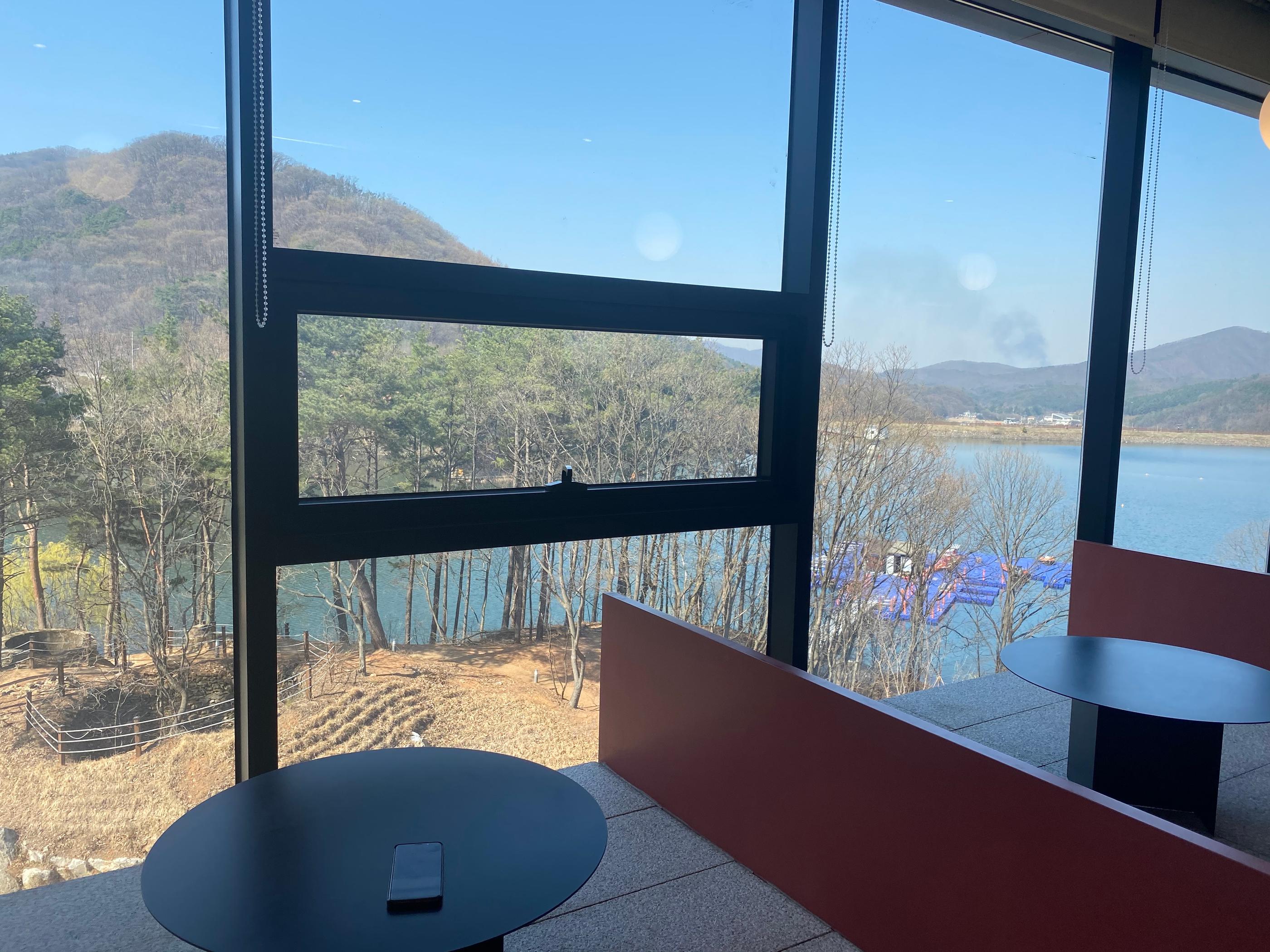 韓国カフェ、韓国、ソウル、パジュ、パジュカフェ、ソウルカフェ、韓国湖、湖の見えるカフェ、韓国景色のいいカフェ、景色の良いカフェ、レッドブリッジ、赤い橋、赤橋、韓国パン、韓国日帰り旅行、日帰り旅行、タンイルチギ、韓国日帰り、ソウル郊外、ソウル郊外カフェ、ソウル近所、ソウル近く、ソウル周辺