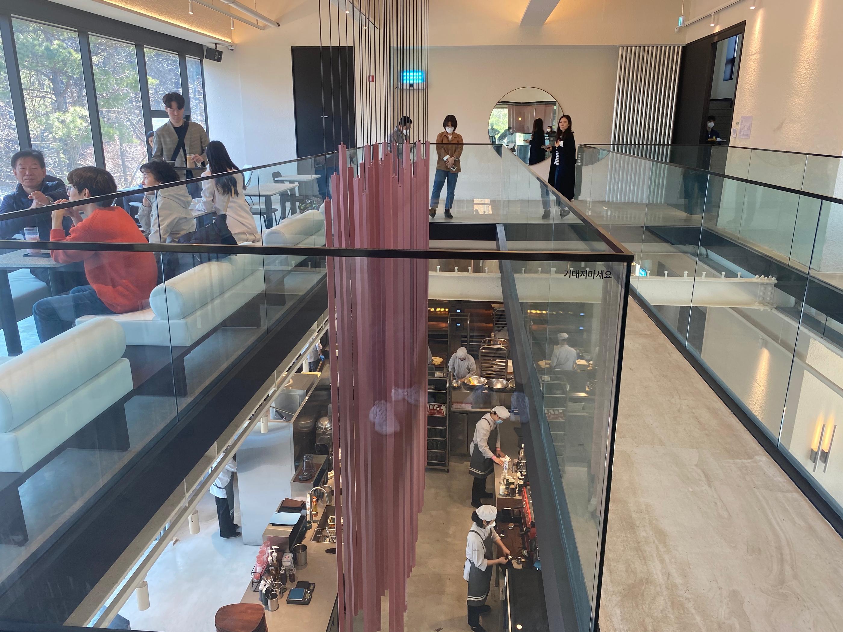 韓国カフェ、韓国、ソウル、パジュ、パジュカフェ、ソウルカフェ、韓国湖、湖の見えるカフェ、韓国景色のいいカフェ、景色の良いカフェ、レッドブリッジ、赤い橋、赤橋、韓国パン、韓国日帰り旅行、日帰り旅行、タンイルチギ、韓国日帰り、ソウル郊外、ソウル郊外カフェ、ソウル近所、ソウル近く、ソウル周辺