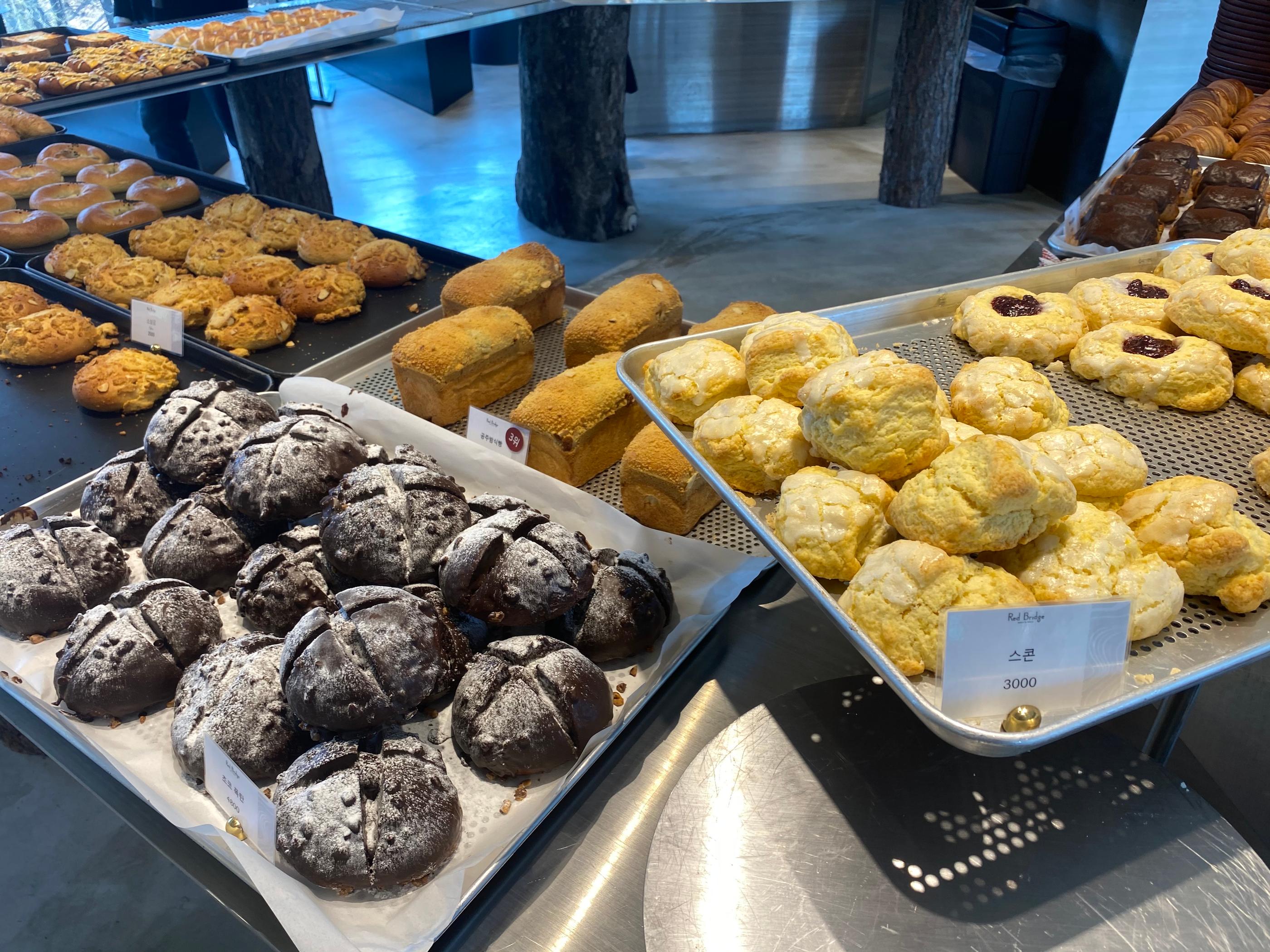 韓国カフェ、韓国、ソウル、パジュ、パジュカフェ、ソウルカフェ、韓国湖、湖の見えるカフェ、韓国景色のいいカフェ、景色の良いカフェ、レッドブリッジ、赤い橋、赤橋、韓国パン、韓国日帰り旅行、日帰り旅行、タンイルチギ、韓国日帰り、ソウル郊外、ソウル郊外カフェ、ソウル近所、ソウル近く、ソウル周辺