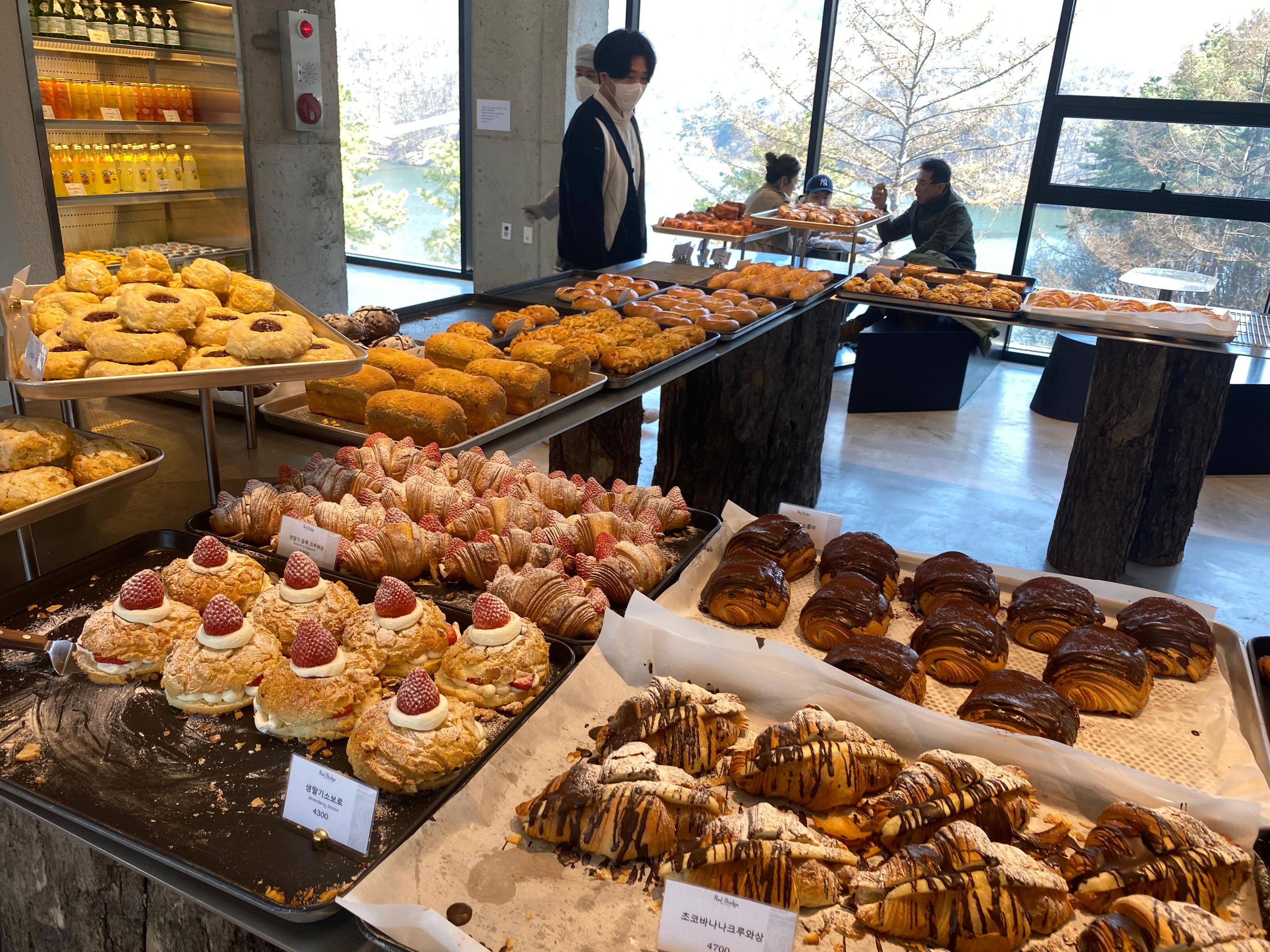 韓国カフェ、韓国、ソウル、パジュ、パジュカフェ、ソウルカフェ、韓国湖、湖の見えるカフェ、韓国景色のいいカフェ、景色の良いカフェ、レッドブリッジ、赤い橋、赤橋、韓国パン、韓国日帰り旅行、日帰り旅行、タンイルチギ、韓国日帰り、ソウル郊外、ソウル郊外カフェ、ソウル近所、ソウル近く、ソウル周辺