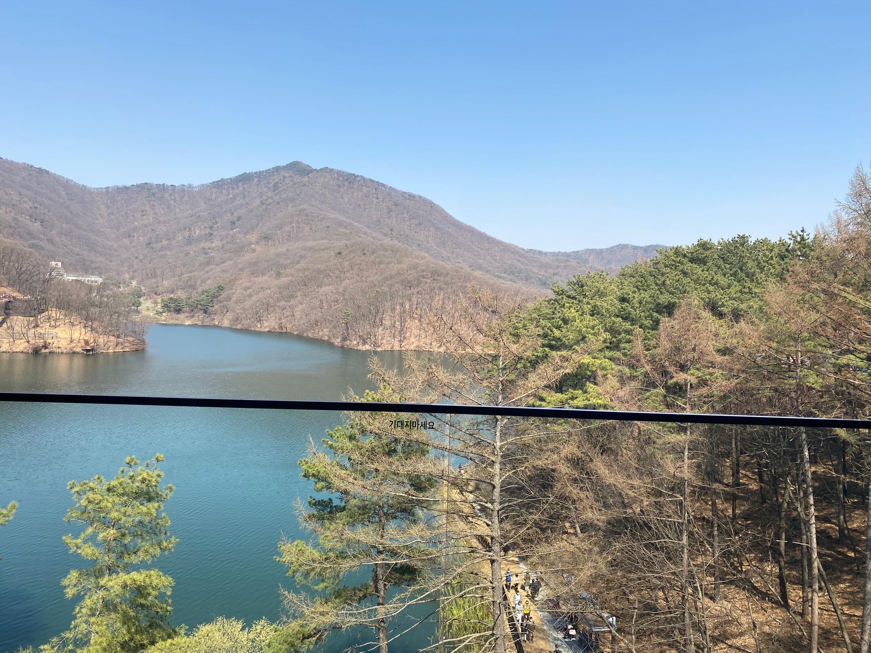 韓国カフェ、韓国、ソウル、パジュ、パジュカフェ、ソウルカフェ、韓国湖、湖の見えるカフェ、韓国景色のいいカフェ、景色の良いカフェ、レッドブリッジ、赤い橋、赤橋、韓国パン、韓国日帰り旅行、日帰り旅行、タンイルチギ、韓国日帰り、ソウル郊外、ソウル郊外カフェ、ソウル近所、ソウル近く、ソウル周辺