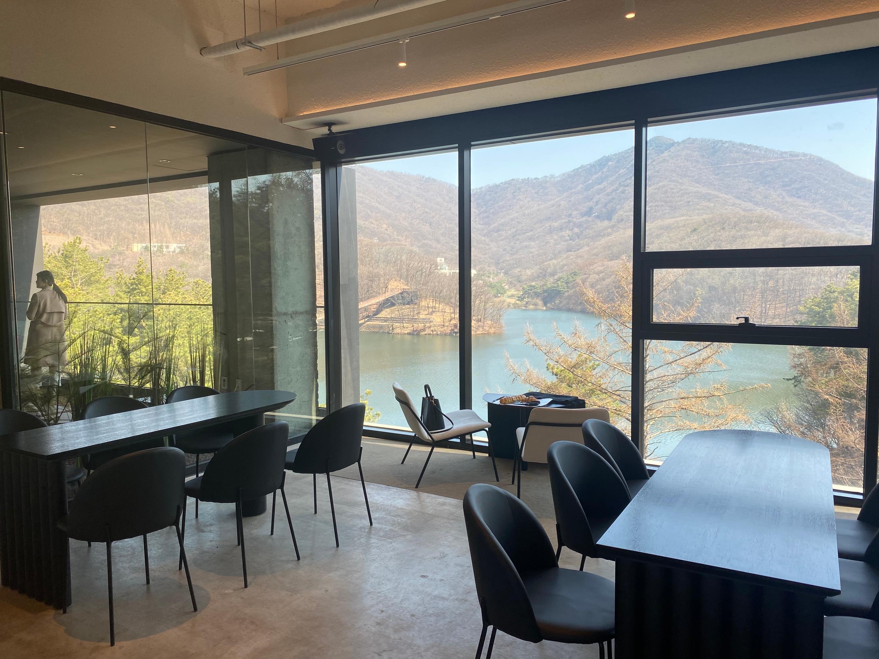 韓国カフェ、韓国、ソウル、パジュ、パジュカフェ、ソウルカフェ、韓国湖、湖の見えるカフェ、韓国景色のいいカフェ、景色の良いカフェ、レッドブリッジ、赤い橋、赤橋、韓国パン、韓国日帰り旅行、日帰り旅行、タンイルチギ、韓国日帰り、ソウル郊外、ソウル郊外カフェ、ソウル近所、ソウル近く、ソウル周辺