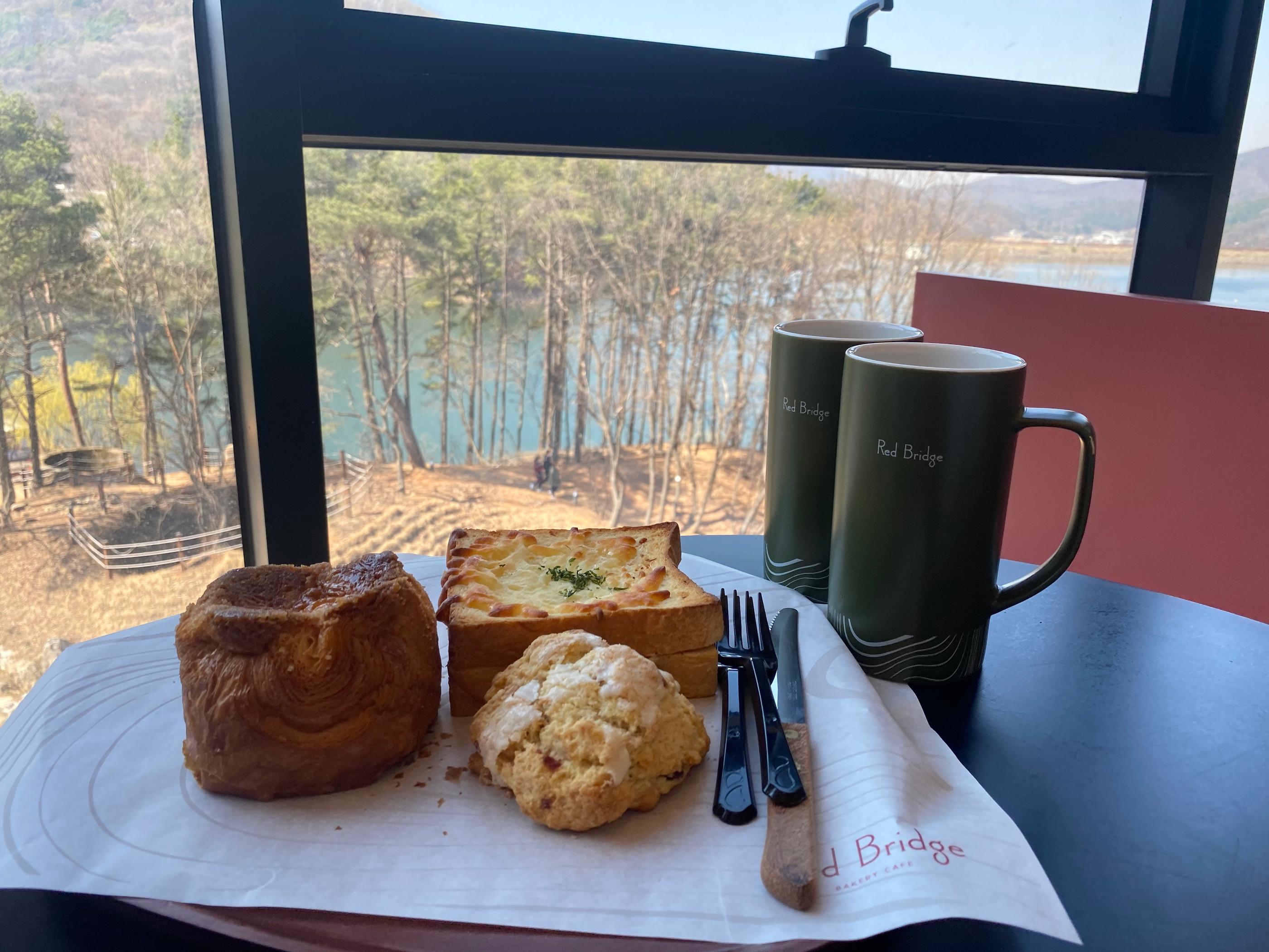 韓国カフェ、韓国、ソウル、パジュ、パジュカフェ、ソウルカフェ、韓国湖、湖の見えるカフェ、韓国景色のいいカフェ、景色の良いカフェ、レッドブリッジ、赤い橋、赤橋、韓国パン、韓国日帰り旅行、日帰り旅行、タンイルチギ、韓国日帰り、ソウル郊外、ソウル郊外カフェ、ソウル近所、ソウル近く、ソウル周辺