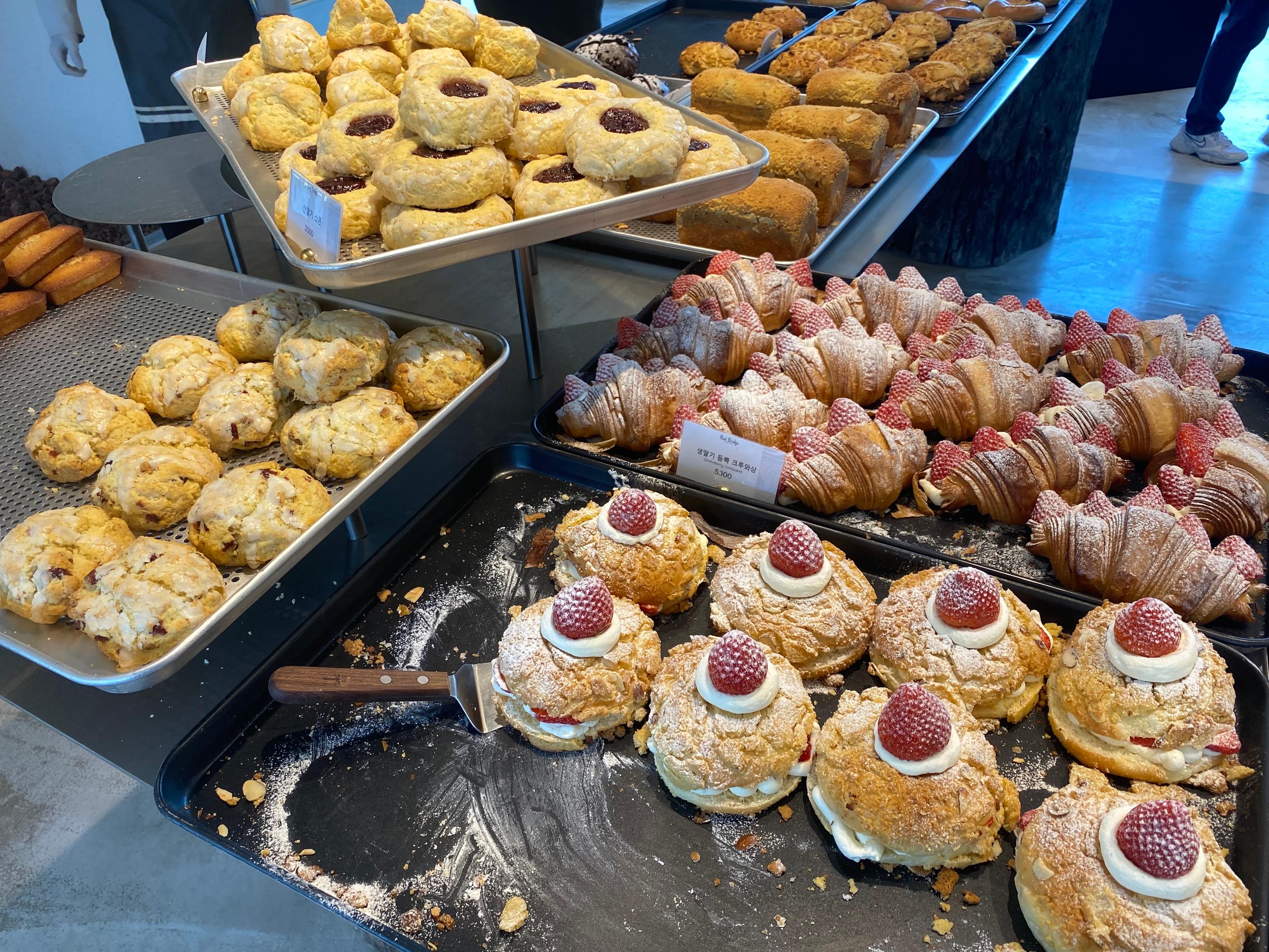 韓国カフェ、韓国、ソウル、パジュ、パジュカフェ、ソウルカフェ、韓国湖、湖の見えるカフェ、韓国景色のいいカフェ、景色の良いカフェ、レッドブリッジ、赤い橋、赤橋、韓国パン、韓国日帰り旅行、日帰り旅行、タンイルチギ、韓国日帰り、ソウル郊外、ソウル郊外カフェ、ソウル近所、ソウル近く、ソウル周辺