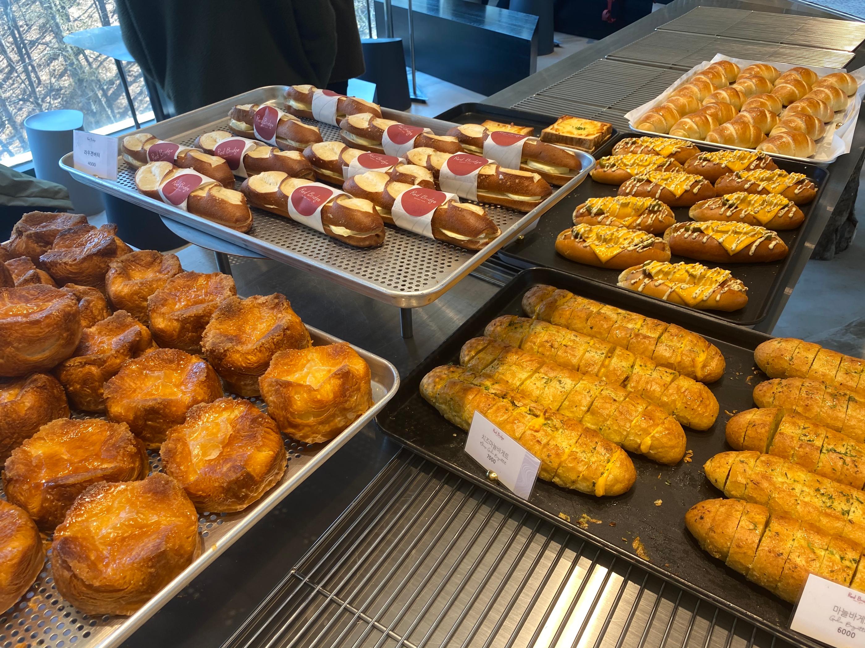 韓国カフェ、韓国、ソウル、パジュ、パジュカフェ、ソウルカフェ、韓国湖、湖の見えるカフェ、韓国景色のいいカフェ、景色の良いカフェ、レッドブリッジ、赤い橋、赤橋、韓国パン、韓国日帰り旅行、日帰り旅行、タンイルチギ、韓国日帰り、ソウル郊外、ソウル郊外カフェ、ソウル近所、ソウル近く、ソウル周辺