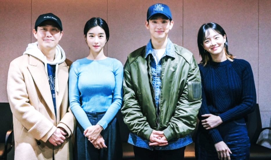 『サイコだけど大丈夫』のキャスト、背後に花と本