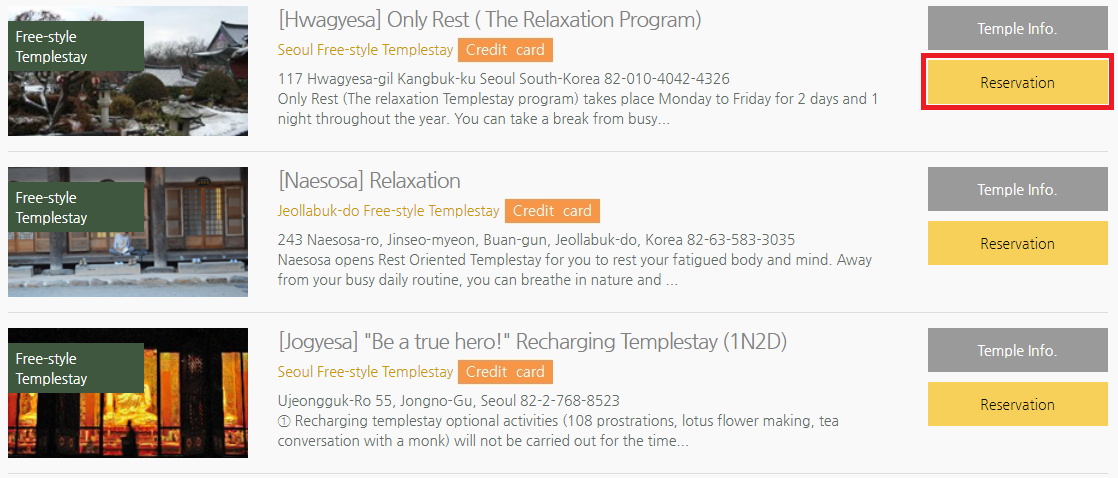 Tangkapan layar dari situs pemesanan penginapan di kuil Seoul, menunjukkan berbagai program dan harga.
