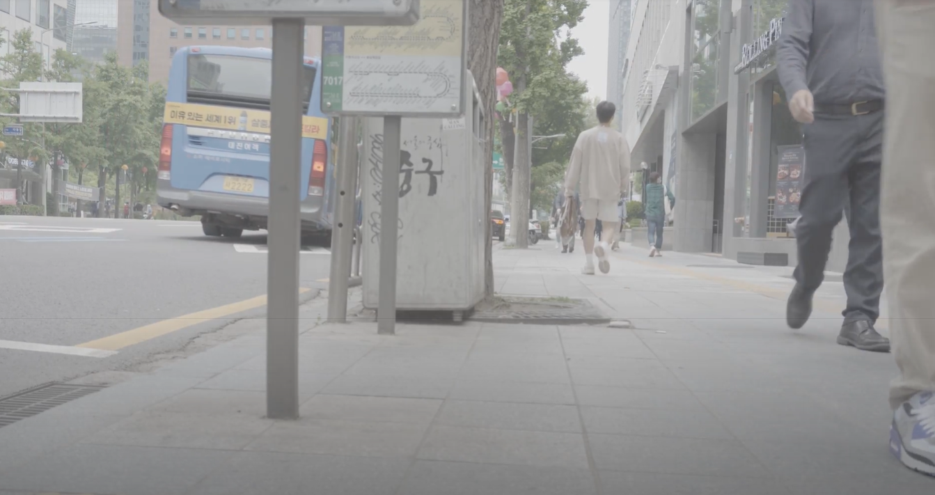 Pemandangan damai di dalam kuil dengan pepohonan dan jalan setapak, menawarkan tempat perlindungan dari kehidupan kota yang sibuk di Seoul.