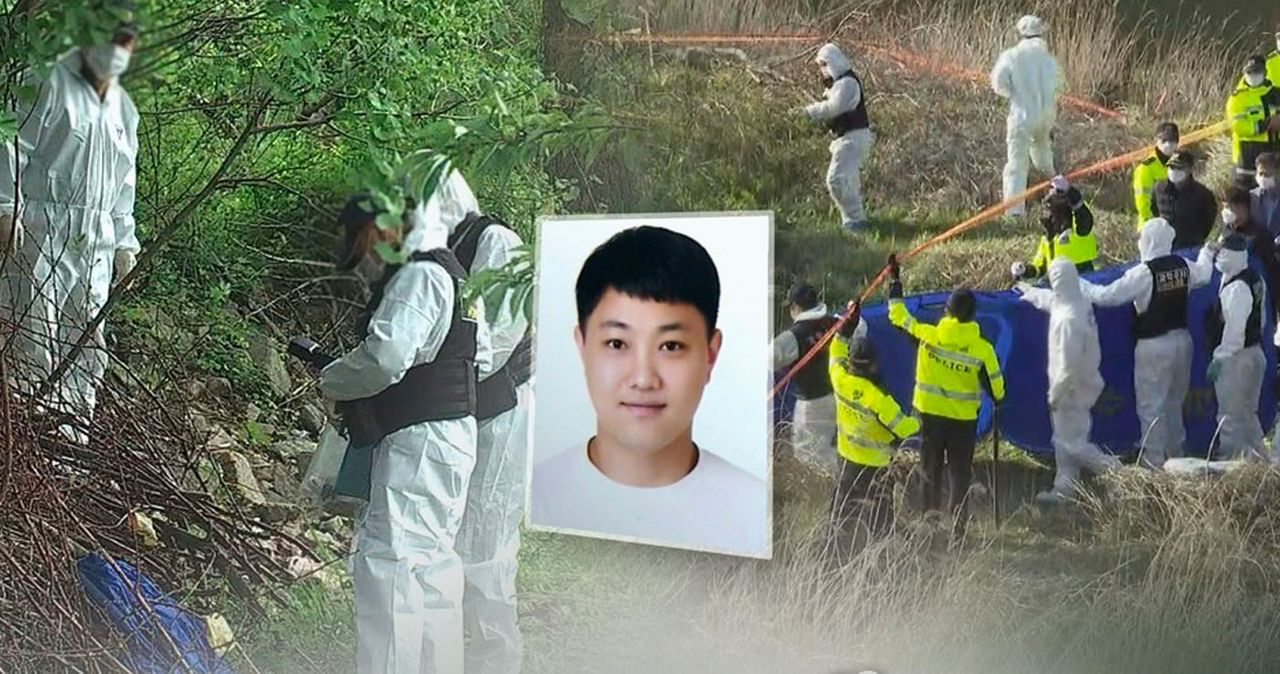 ทีมสืบสวนในชุดป้องกันกำลังค้นหาพื้นที่บริเวณป่าเพื่อพิสูจน์หลักฐานในคดีอุ้มฆ่า