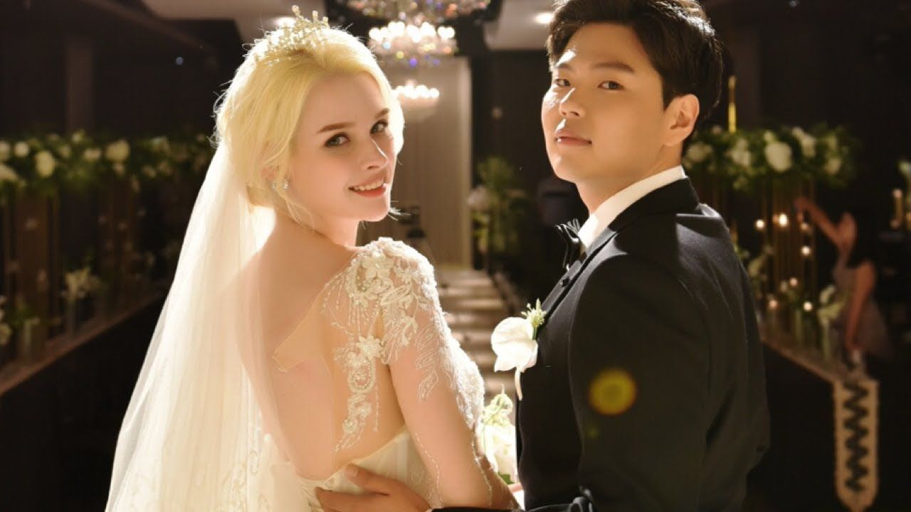 Cặp đôi Hàn Quốc trong trang phục cưới truyền thống tại đám cưới Hàn Quốc.